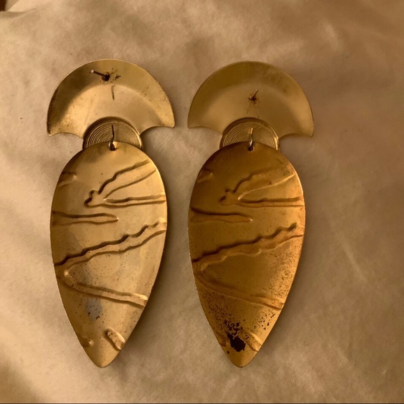 80s Large style gold tone metal resin earrings - Picture 3 of 5